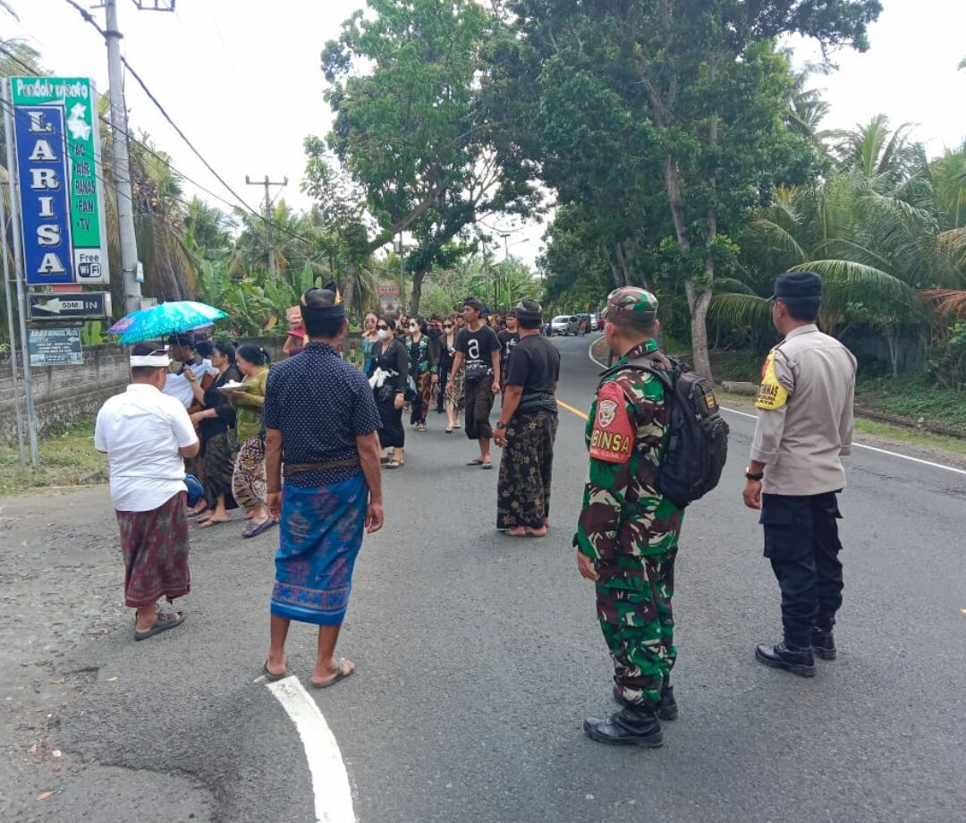 Hadir di Tengah-Tengah Masyarakat, Bhabinkamtibmas Desa Candikusuma  Pengamanan Upacara Pengabenan Warga