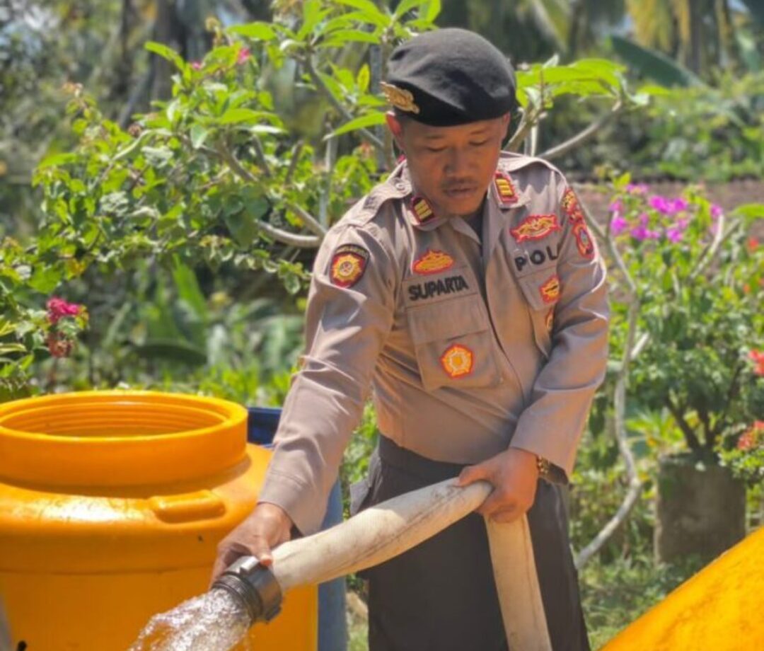 Krisis Air Di Pendem, Sat Samapta Polres Jembrana Hadir Bantu Warga