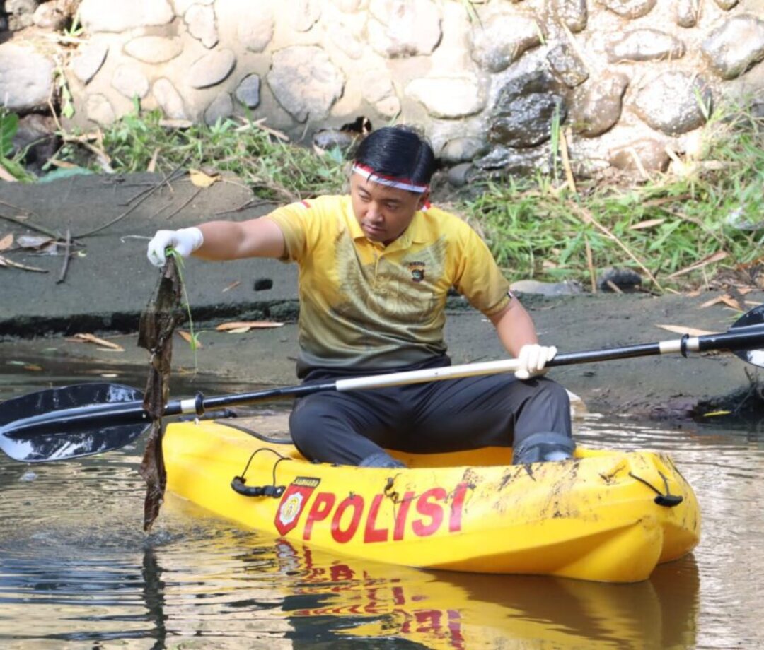 Kapolres Jembrana dan 144 Personel Bersihkan Sungai Ijo Gading