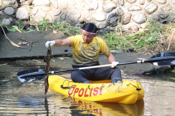 Kapolres Jembrana dan 144 Personel Bersihkan Sungai Ijo Gading