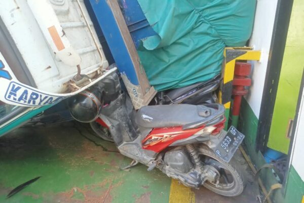 Truk Guling Timpa Enam Sepeda Motor di Kapal KMP Nusa Makmur