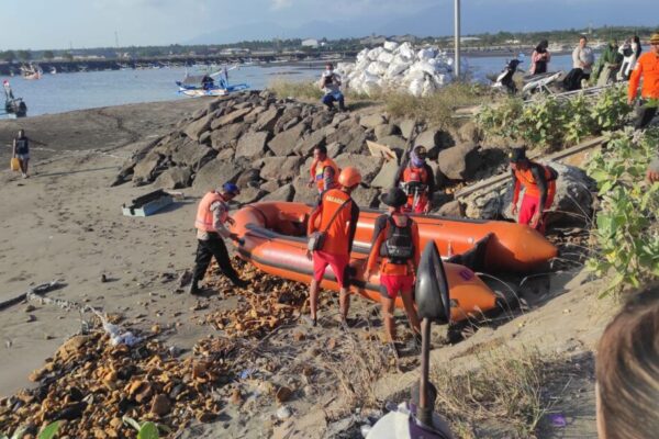 Pamit Mandi Ke Pantai Seorang Pria Tewas Tenggelam dan Cucu Menghilang Terseret arus