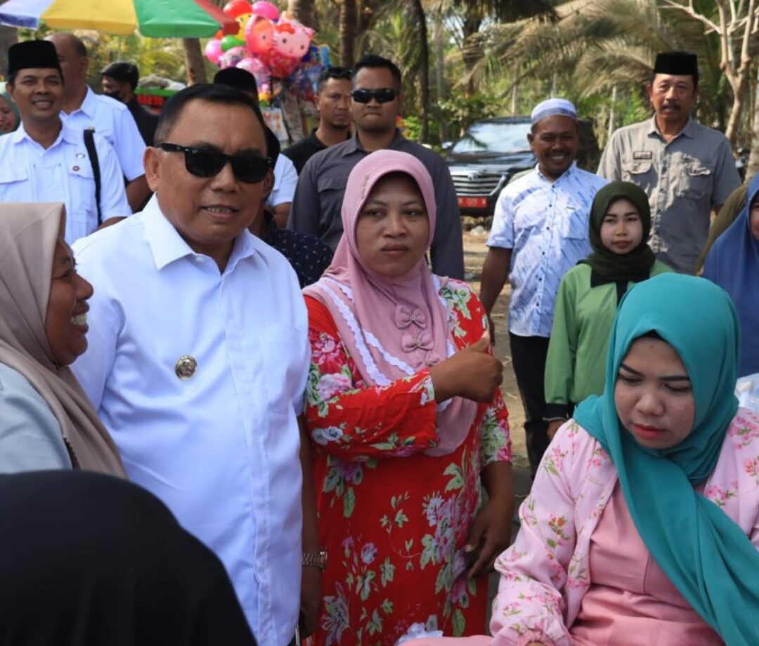 Bupati Tamba Disambut Warga Pebuahan, “Saya akan kawal Revitalisasi Pantai Pebuahan,”