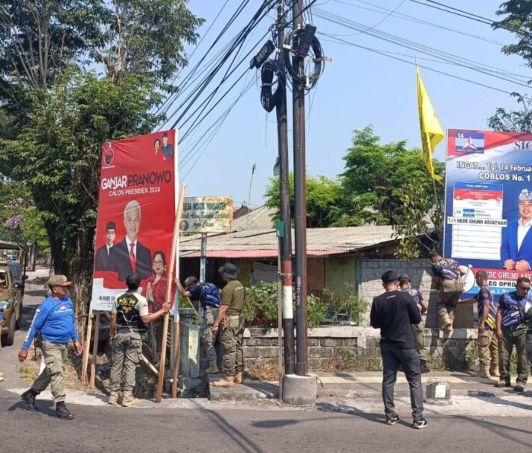 Aparat Gabungan Turunkan Paksa Ratusan Baliho Di Jembrana