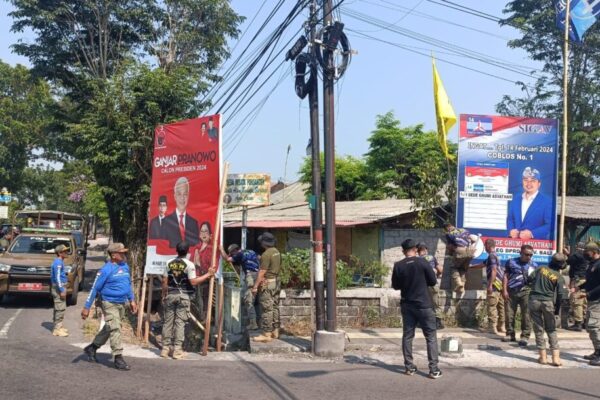 Aparat Gabungan Turunkan Paksa Ratusan Baliho Di Jembrana