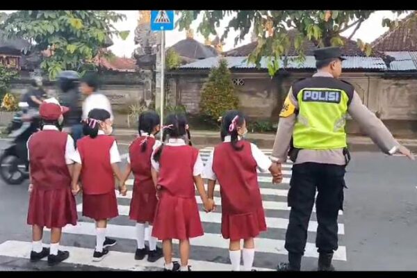 Polisi di Jembrana Edukasi Siswa dan Warga Terkait Lalulintas