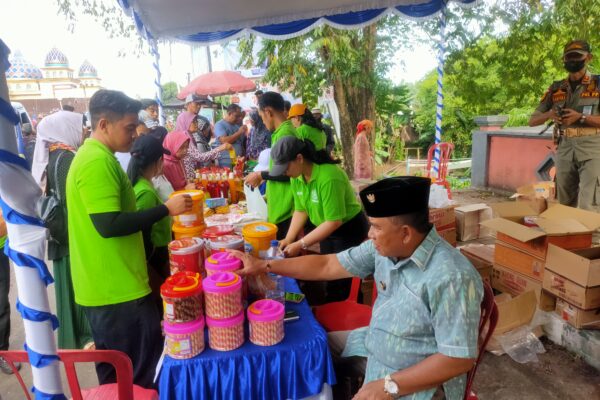 Pasar Murah Di Loloan Barat, Bupati Tamba Ikut Jajakan Dagangan Ke Masyarakat.