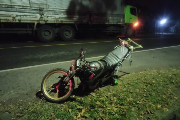 Akibat Mengantuk Pemotor Hantam Truck di Tukadaya