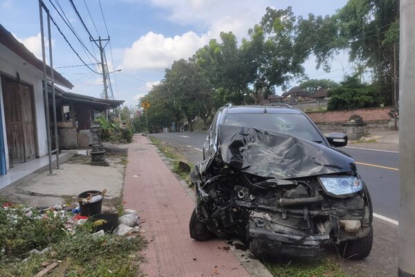 Akibat Ngantuk, Pajero Remuk Setelah Hantam Dua Mobil