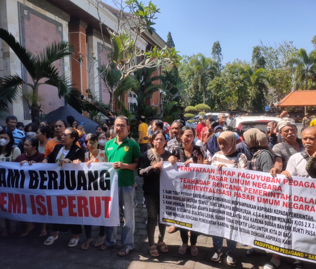 Ratusan Pedagang Pasar Umum Negara Gruduk DPRD Jembrana, Kami Mau Curhat