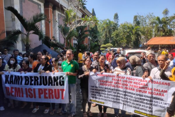 Ratusan Pedagang Pasar Umum Negara Gruduk DPRD Jembrana, Kami Mau Curhat