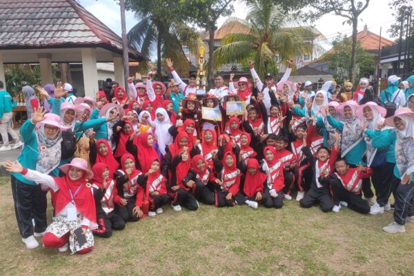 800 Orang Lebih Peserta Meriahkan Street Parade Drum Band, MIN 6 Jembrana Juara