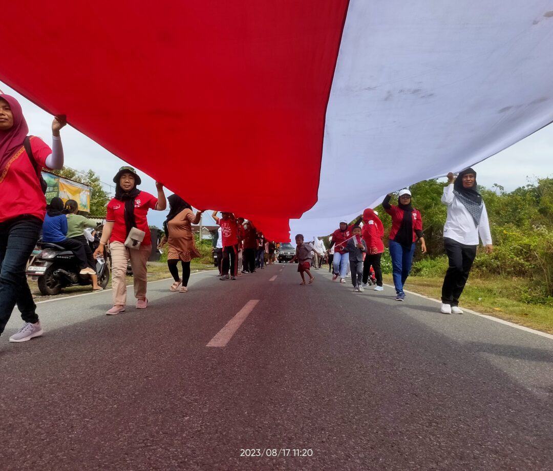 Bendera Berukuran 78 Meter Diarak Masyarakat Desa Pengambengan