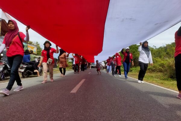 Bendera Berukuran 78 Meter Diarak Masyarakat Desa Pengambengan