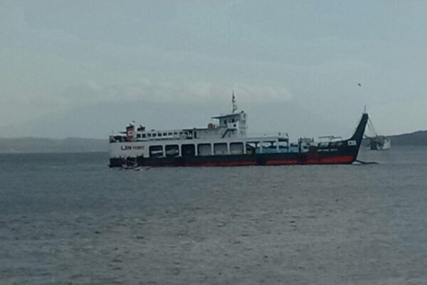 Kapal Penumpang Kandas di Selat Bali Akibat Angin dan Arus Kencang