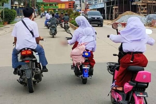 Tren Sepeda Listrik di Kendarai Bocil, Yusuf : Harap Berhati-hati saat Berlalu-lintas